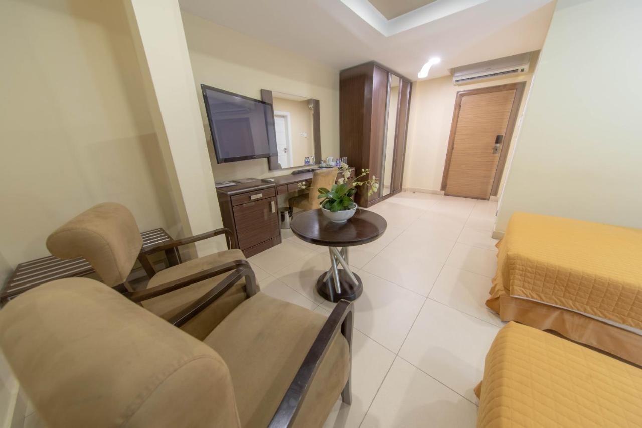 Frankie'S Foods And Rooms Аккра Екстер'єр фото